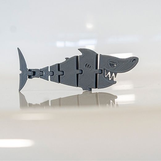 Foto von einem im 3D-Druckverfahren produzierten grauen Hai