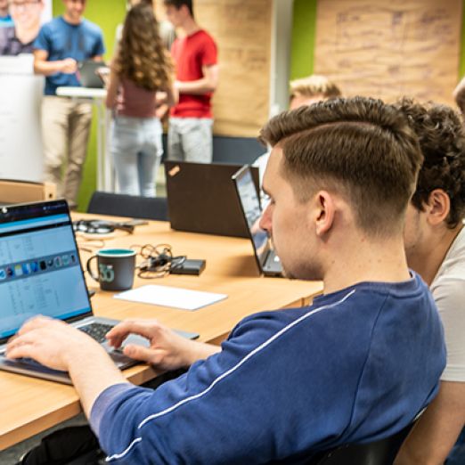Foto: Ein DVZ-Mitarbeiter erklärt einem Praktikanten etwas an einem Laptop