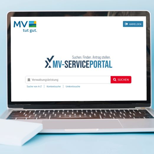 Laptop mit Screenshot vom MV-Serviceportal