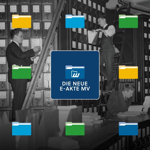 Archivbild von Männern bei der händischen Aktenbearbeitung; darüber liegen Icons von E-Akten