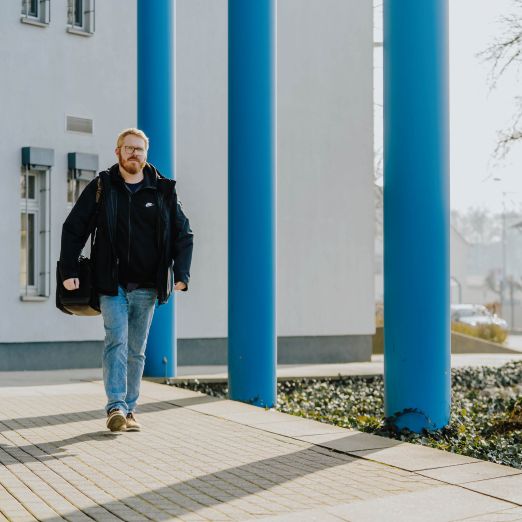 Dirk Schröder vor dem DVZ-Gebäude