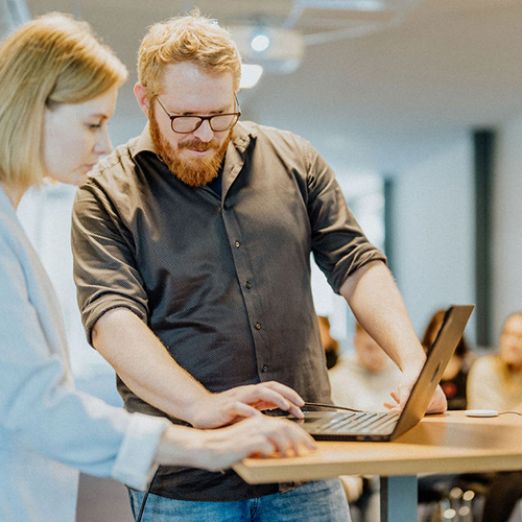 Technische Unterstützung beim hybriden Meeting