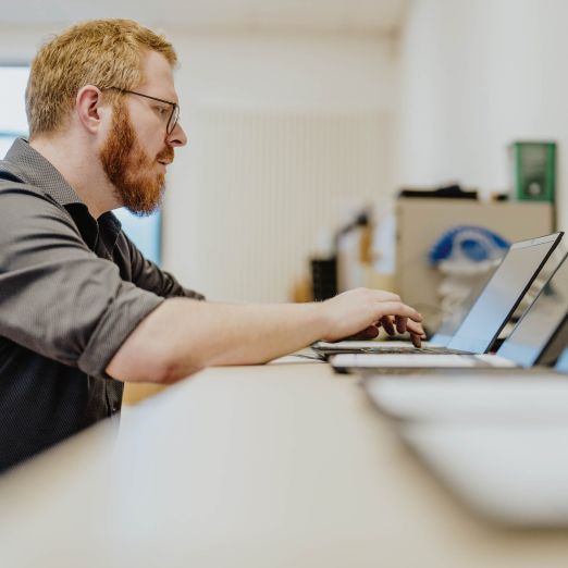 Im Hardwarelager initialisiert Dirk Schröder die Technik neu