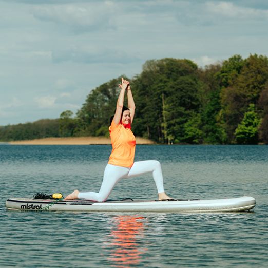 DVZ-Kollegin Heidi Schnier beim SUP-Yoga