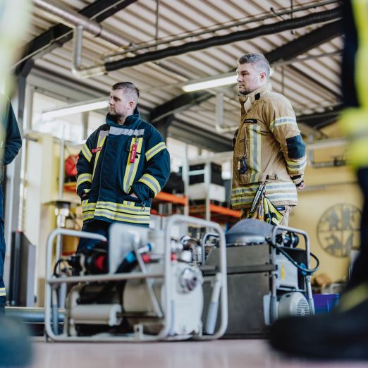 Zwei Feuerwehrmänner