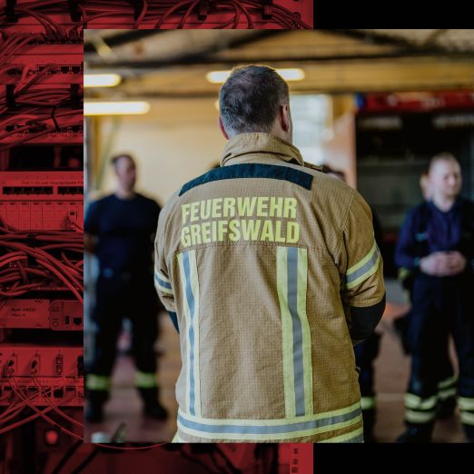 Ein Feuerwehrmann der Feuerwehr Greifswald