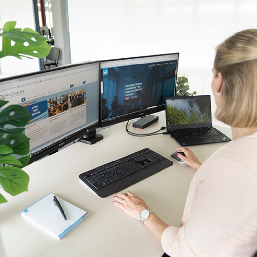 Eine Mitarbeiterin arbeitet an einem vITA-Arbeitsplatz