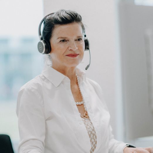Christina Seiffart mit Headset bei der Arbeit