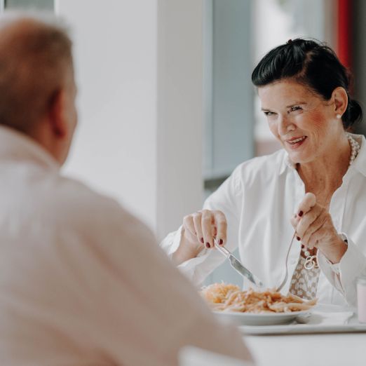 Christina Seiffart isst in der Kantine