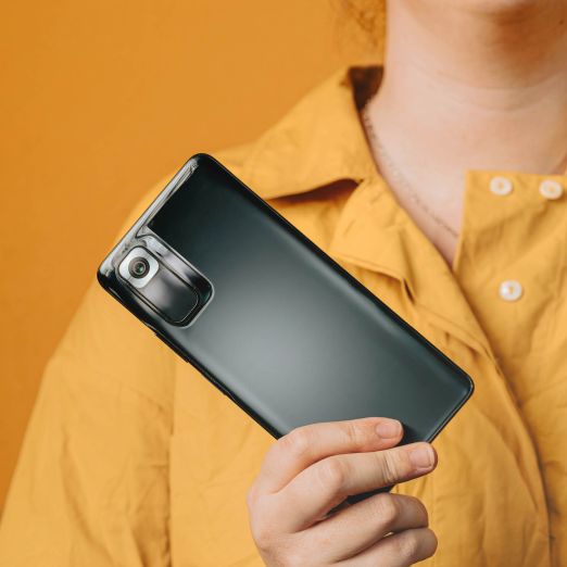 Beitragsbild zu Mobile Devices clever verwalten: Frau hält Handy in der Hand