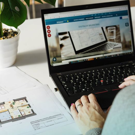 Bild: Laptop mit Ansicht auf den digitalen Bauantrag