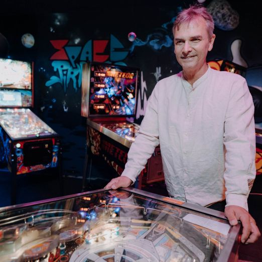 Arne Hennes spielt an einem Flipperautomaten