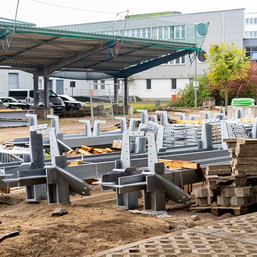 Bild von Konstruktionsteilen auf der DVZ-Baustelle Solarpark
