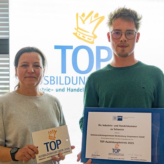Simone Bartels und Leander Sievert mit der Auszeichnung Top Ausbildungsbetrieb