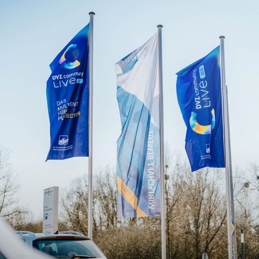 Vor der IHK zu Schwerin wehen die Fahnen der DVZ community LIVE im Wind.