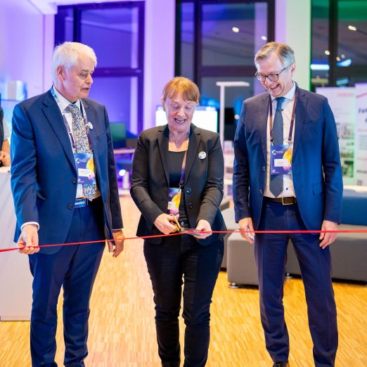DVZ-Geschäftsführerin Uta Knöchel schneidet gemeinsam mit Finanzminister Dr. Heiko Geue und Staatssekretär Wolfgang Schmülling ein Band durch, um die Messe zu eröffnen.