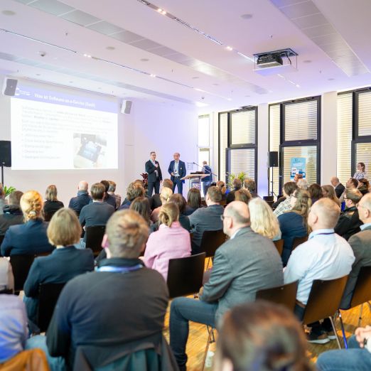 Die Besucherinnen und Besucher der DVZ community LIVE hören sich einen Vortrag an.