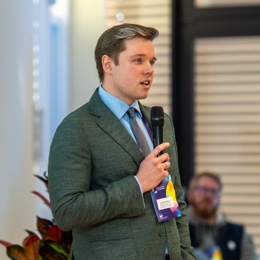 Referent Christoph Vollmer am Mikro.