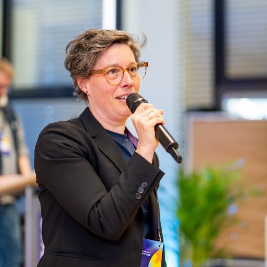 Mascha Thomas-Rieckoff hält einen Vortrag.