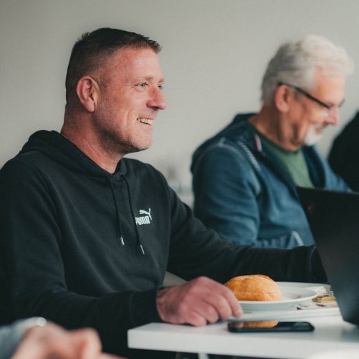 Frank Burmeister beim Frühstück mit seinen Teamkollegen.