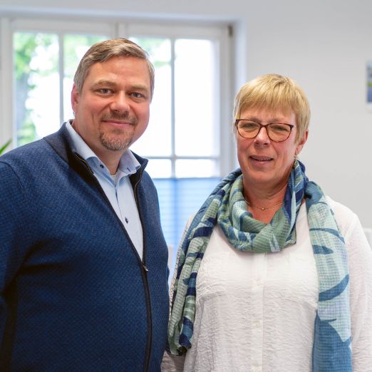 DVZ-Mitarbeiter Andreas Floß und die Leiterin der EU-Zahlstelle MV, Sabine Westenberger.
