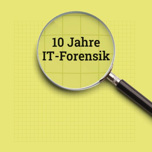 Eine Lupe, in der der Text "10 Jahre IT-Forensik" steht.