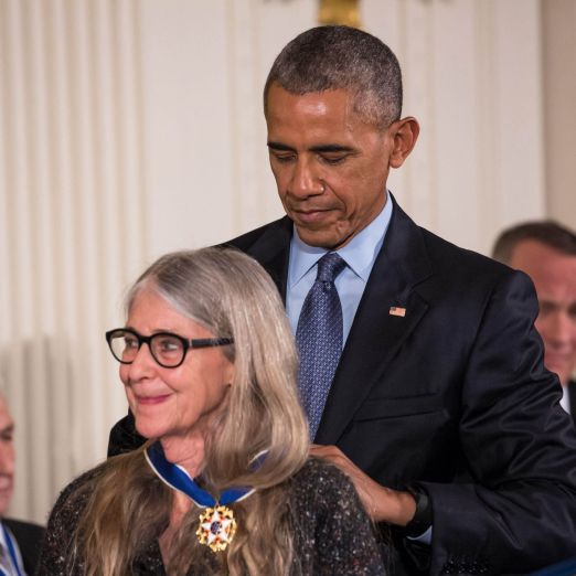 Barack Obama verleiht Margaret Hamilton die Freiheitsmedaille.