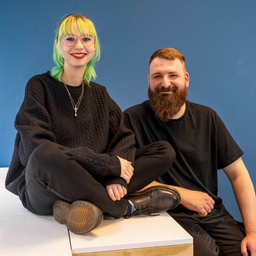 DVZ-Auszubildende Charlotte Börngen und Christian Gebauer im talentHUB.