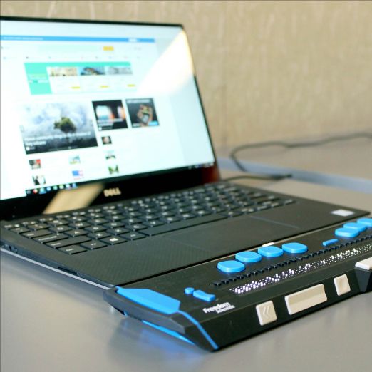 Ein Laptop mit einer Tastaturerweiterung für Personen mit einer Sehbehinderung.