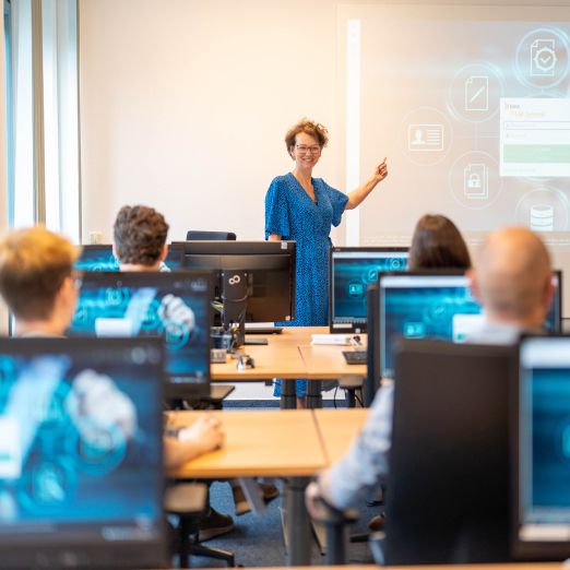 DVZ-Mitarbeiterin hält ein Seminar vor vielen Personen