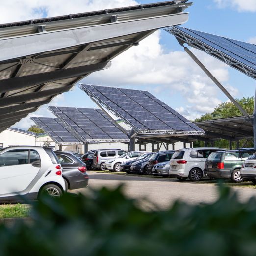 Foto von der Photovoltaikanlage auf dem DVZ-Parkplatz