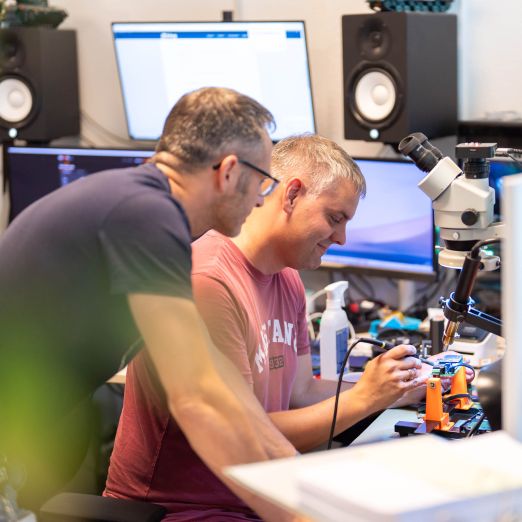 Foto von zwei DVZ-Mitarbeitern des IT-Forensik Teams