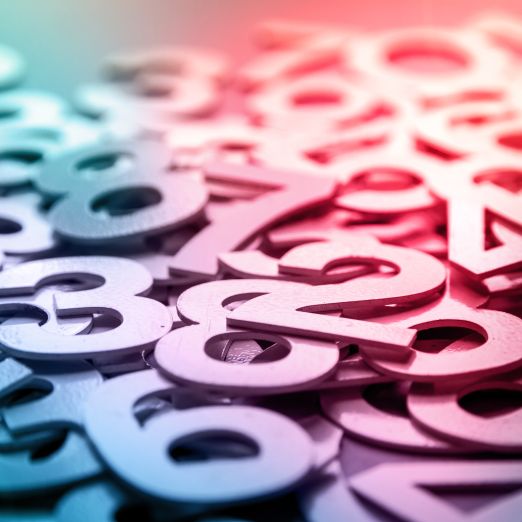 bunter Haufen ausgestanzter Zahlen