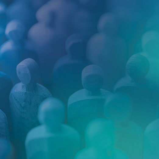 viele geschnitzte menschenaehnliche figuren