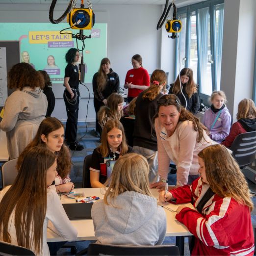 Die Girls'Day-Teilnehmerinnen im talentHUB des DVZ.