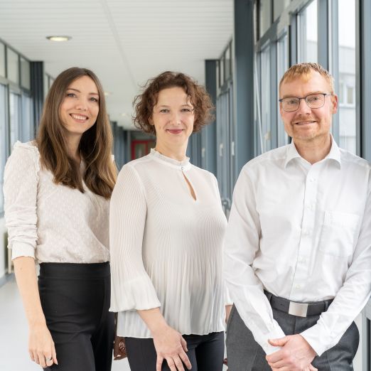 Gruppenfoto Team Barrierefreiheit: Stefanie Pahl, Katrin Becker und Mathias Richter