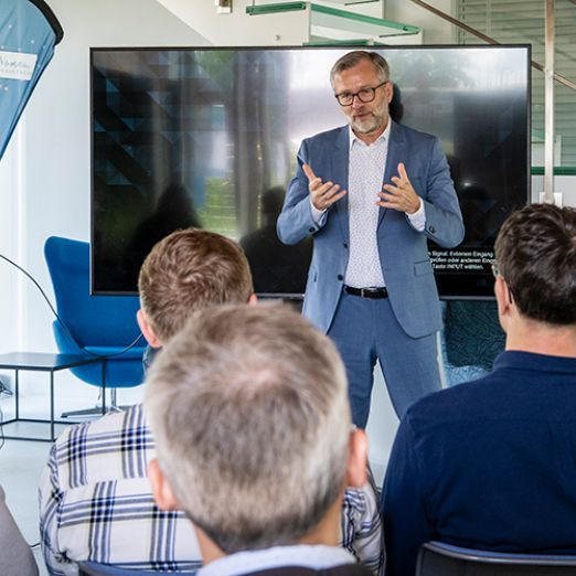 Bild von Finanz- und Digitalisierungsminister Dr. Heiko Geue vor dem Publikum des DIZ Greifswald stehend