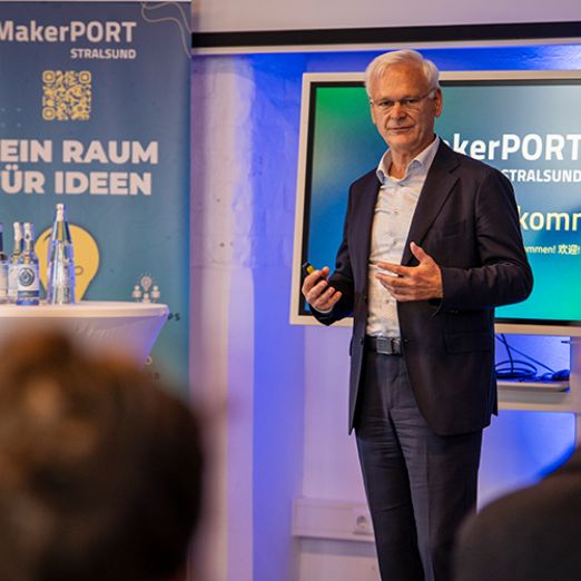 Bild von DVZ-Geschäftsführer Hubert Ludwig vor dem Publikum des MakerPort Stralsund stehend