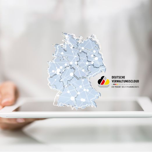 Auf einem Tablet ist eine stilisierte Deutschlandkarte mit vernetzten Punkten und Linien dargestellt. Daneben steht das Logo der Deutschen Verwaltungscloud mit dem Hinweis „Ein Produkt des IT-Planungsrats“.