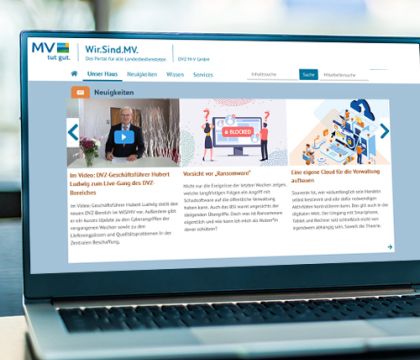 Laptop mit Desktopansicht des Landesintranets