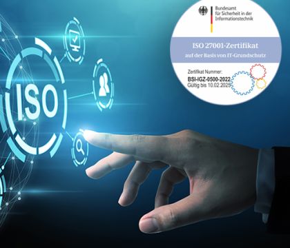 Abbildung einer Hand, die auf die Abkürzung "ISO" zeigt sowie des BSI-Siegels