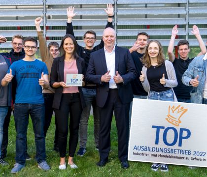 Foto: Kolleg*innen der Personalabteilung und die Auszubildenden mit der Plakette TOP-Ausbildungsbetrieb 2022