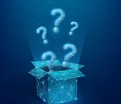 Imagebild shutterstock Liefersituation: Über einem Paket schweben Fragezeichen