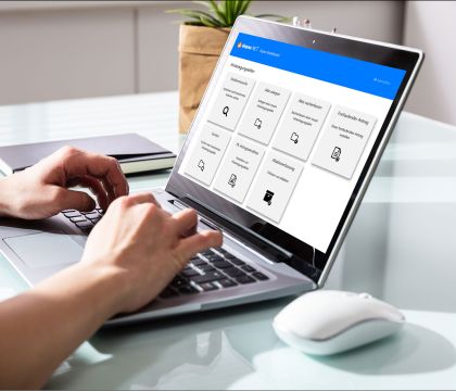 	Bild von einer Person, die am Laptop arbeitet, mit einem Screenshot der depos.NET-Software zur gerichtlichen Geld- und Werthinterlegung