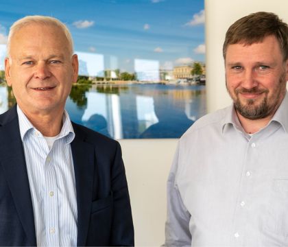 	Foto vom DVZ-Geschäftsführer Hubert Ludwig sowie rechts danebenstehend Falk Friese, DVZ-Leiter der Stabsstelle Enterprise Architekturmanagement