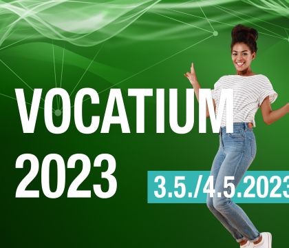 Vocatium 2023, springende, lächelnde, junge Frau