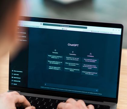 Monitor mit der Startseite von ChatGPT