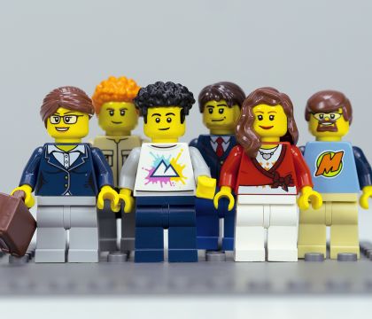 Foto von Lego-Männchen symbolisierend als IT-Fachkräfte