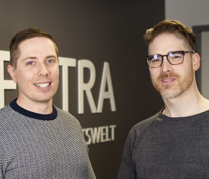 Foto von Dennis Schramm und Ralf Lorenz vor dem ZENTRA-Logo stehend