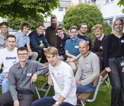 Die neuen Auszubildenden und dual Studierenden des DVZ im Innenhof